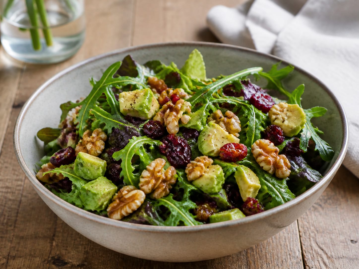 Avocadosalat mit Cranberrys und Walnüssen, plated for serving
