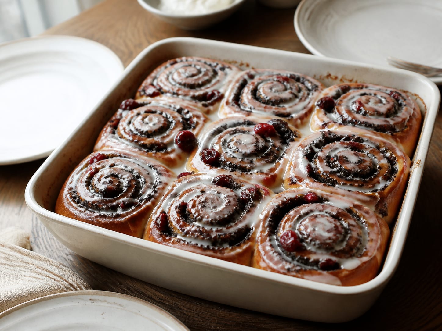 Cranberry-Mohn-Schnecken, plated for serving
