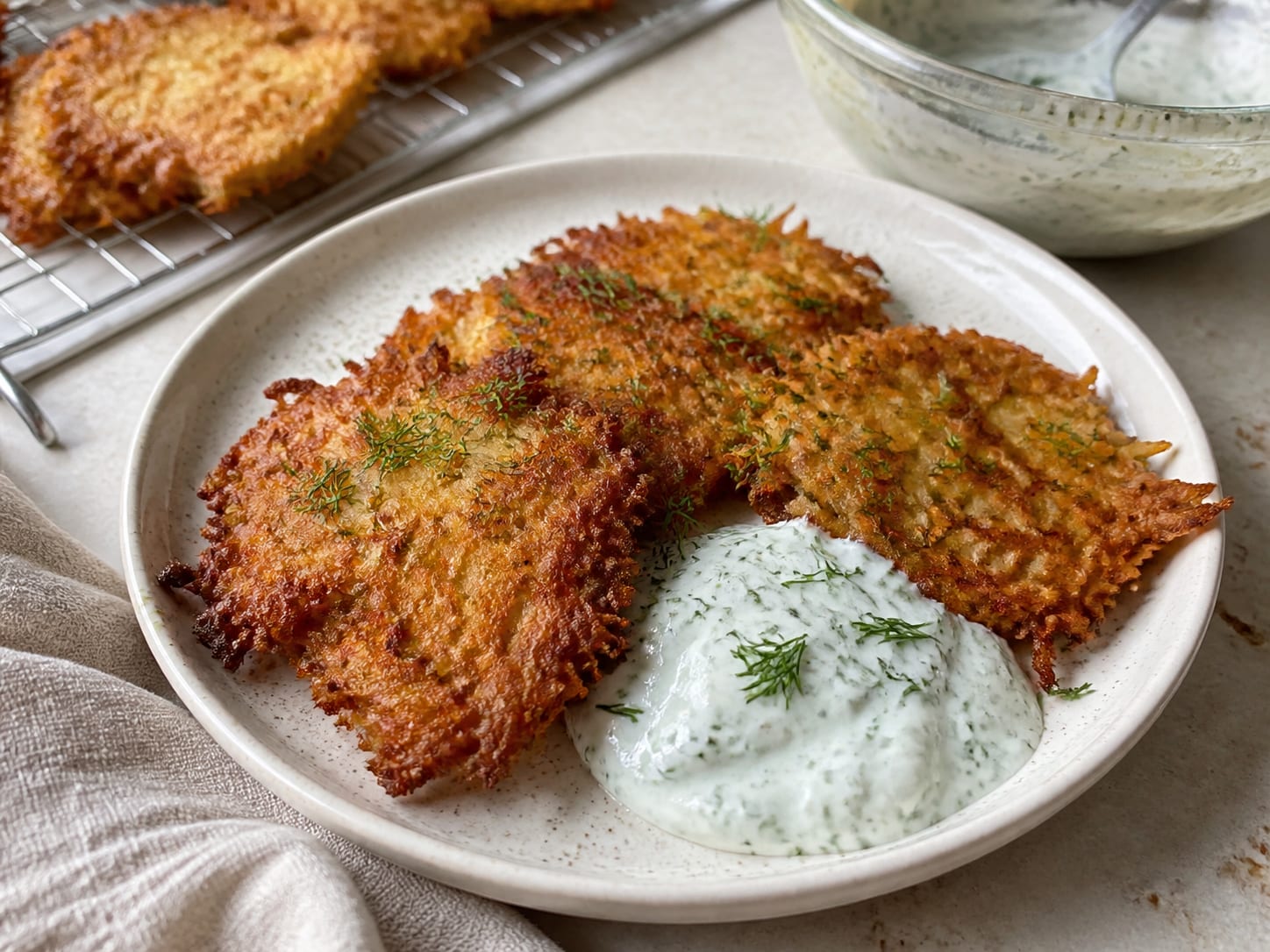 Erdäpfelpuffer mit Dillsauce (vegan), plated for serving