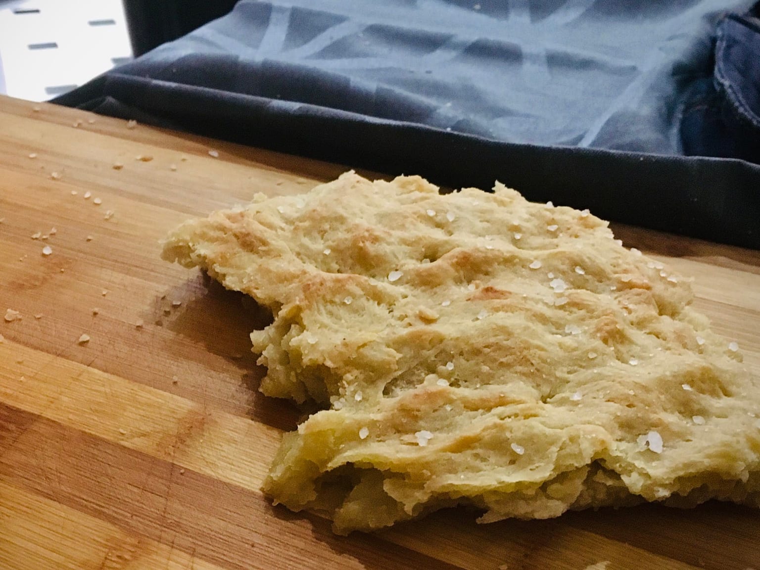 Focaccia Genovese serviert als natürliches Licht redaktionelles Essensfoto