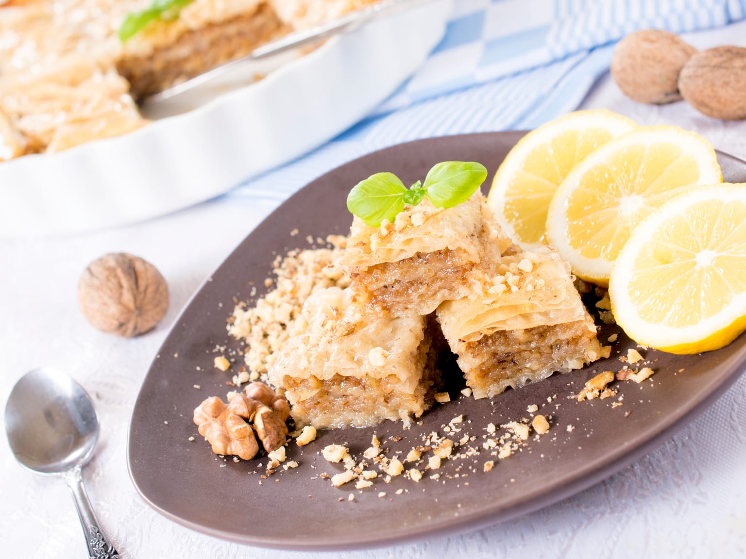 Goldbraune griechische Walnuss-Baklava mit sichtbaren Filoteigschichten bei natürlichem Licht