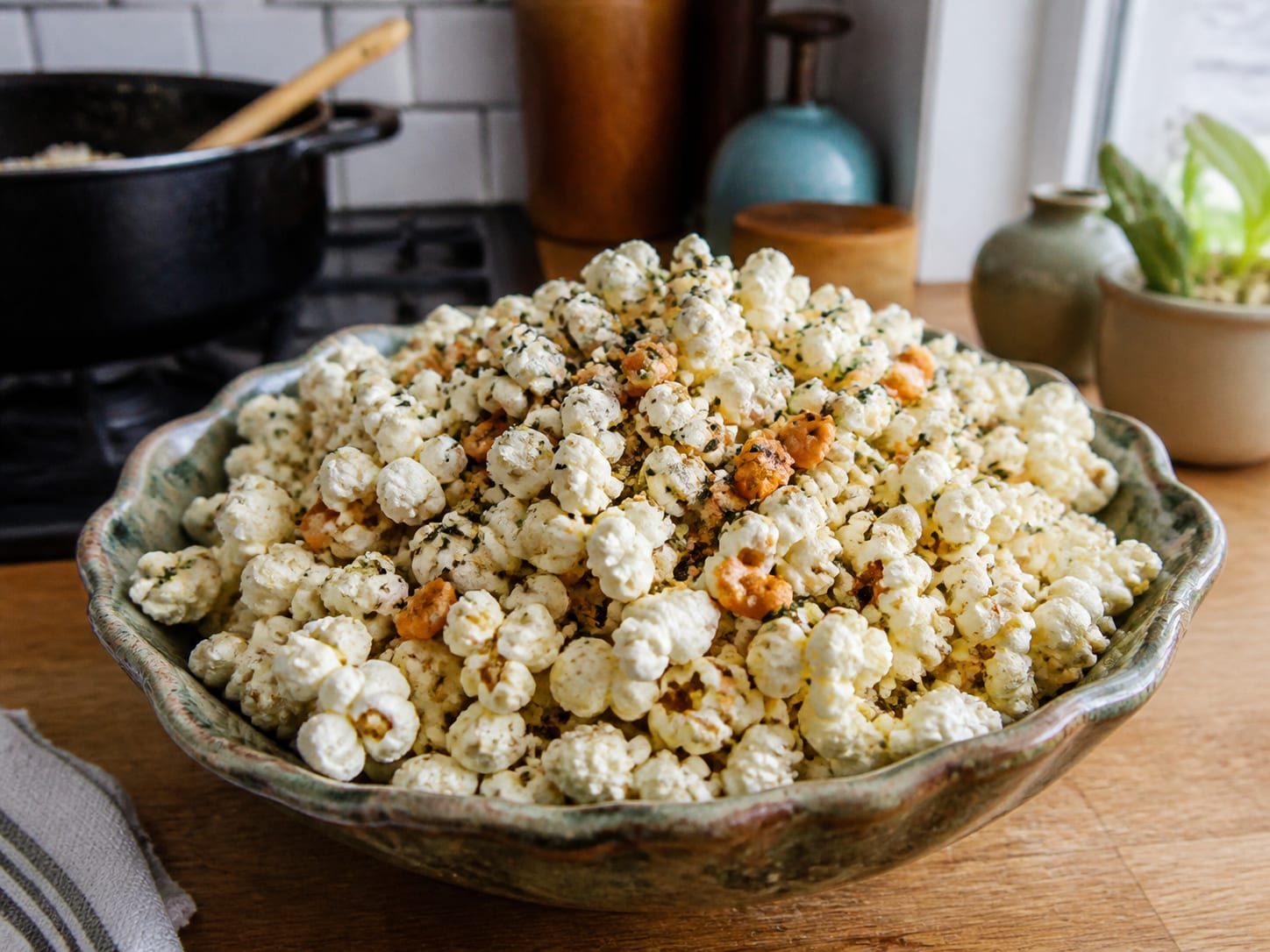 Eine große Schüssel glänzendes, mit Furikake bestäubtes Popcorn vermischt mit knusprigen Arare-Reiscrackern