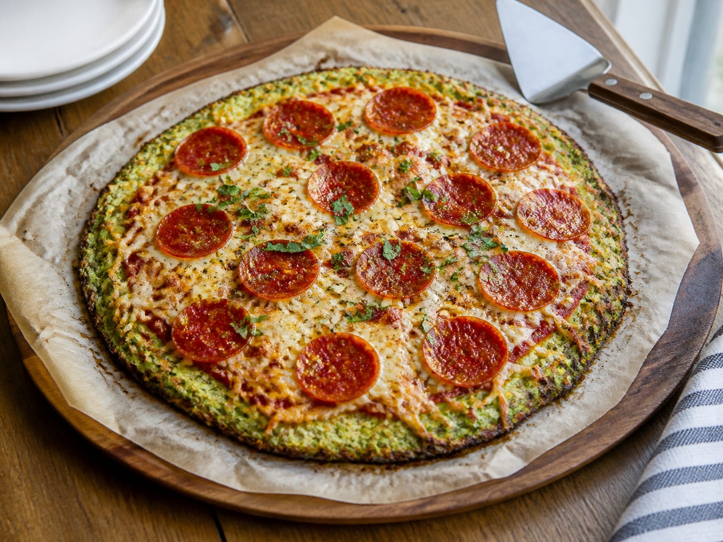 Low Carb Zucchini-Pizza, zum Servieren angerichtet