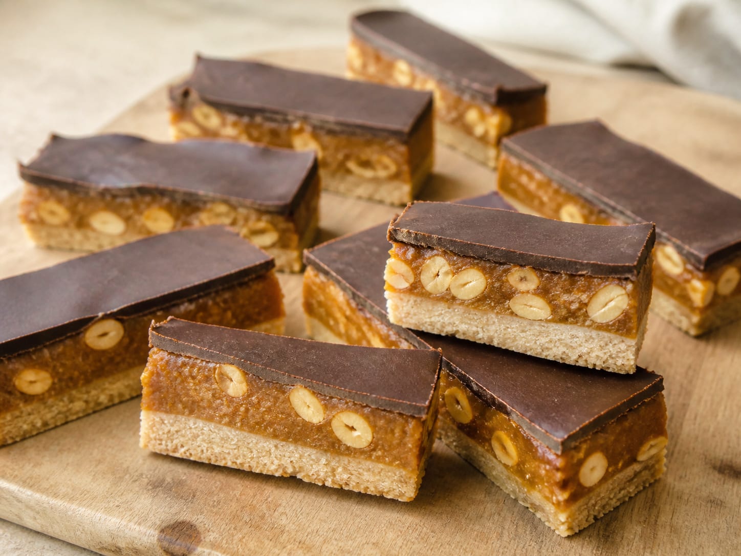 Snickers-artige Riegel ohne Backen zum Servieren angerichtet
