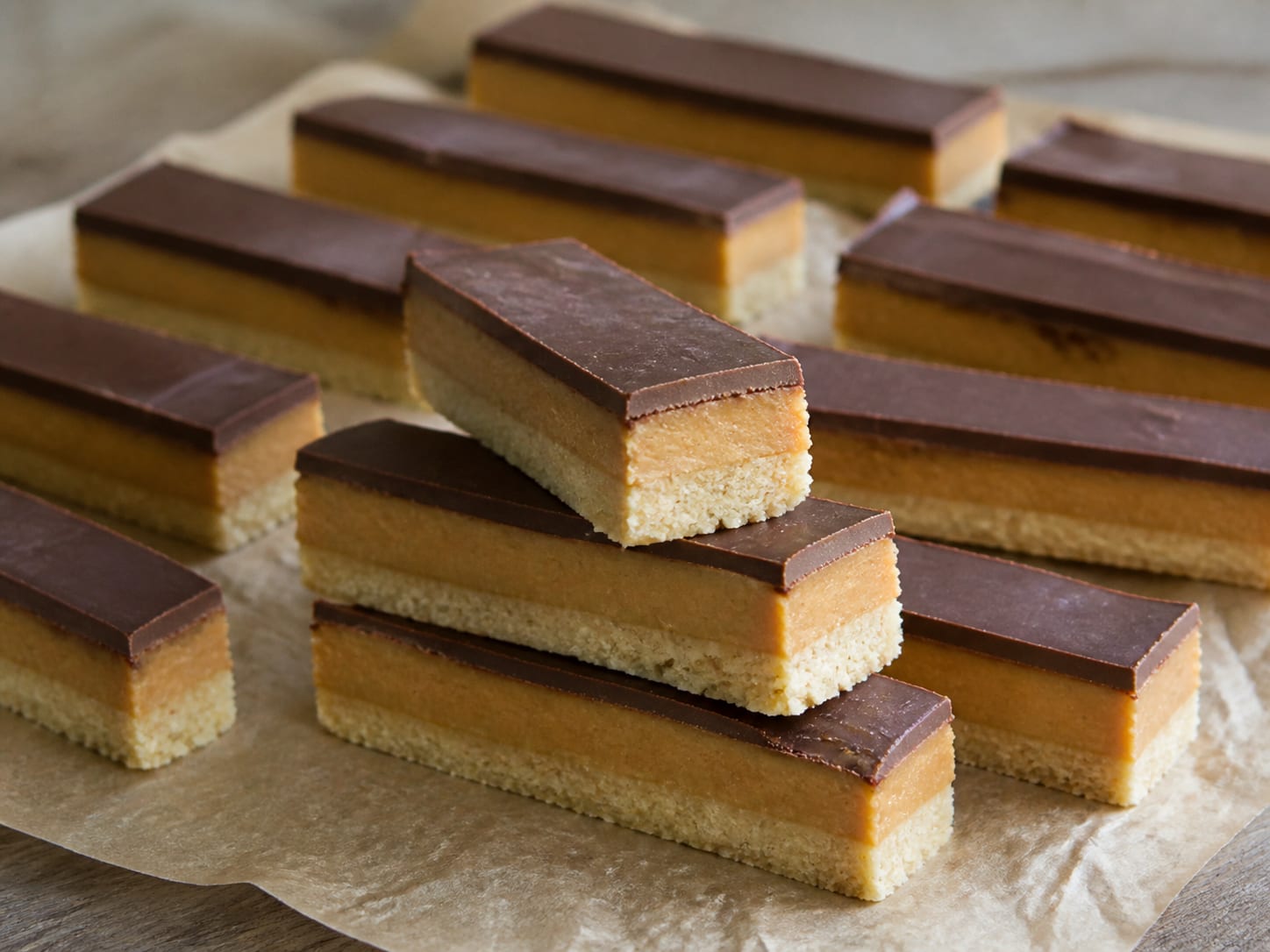 Erdnussbutter-Twix-artige Riegel zum Servieren angerichtet