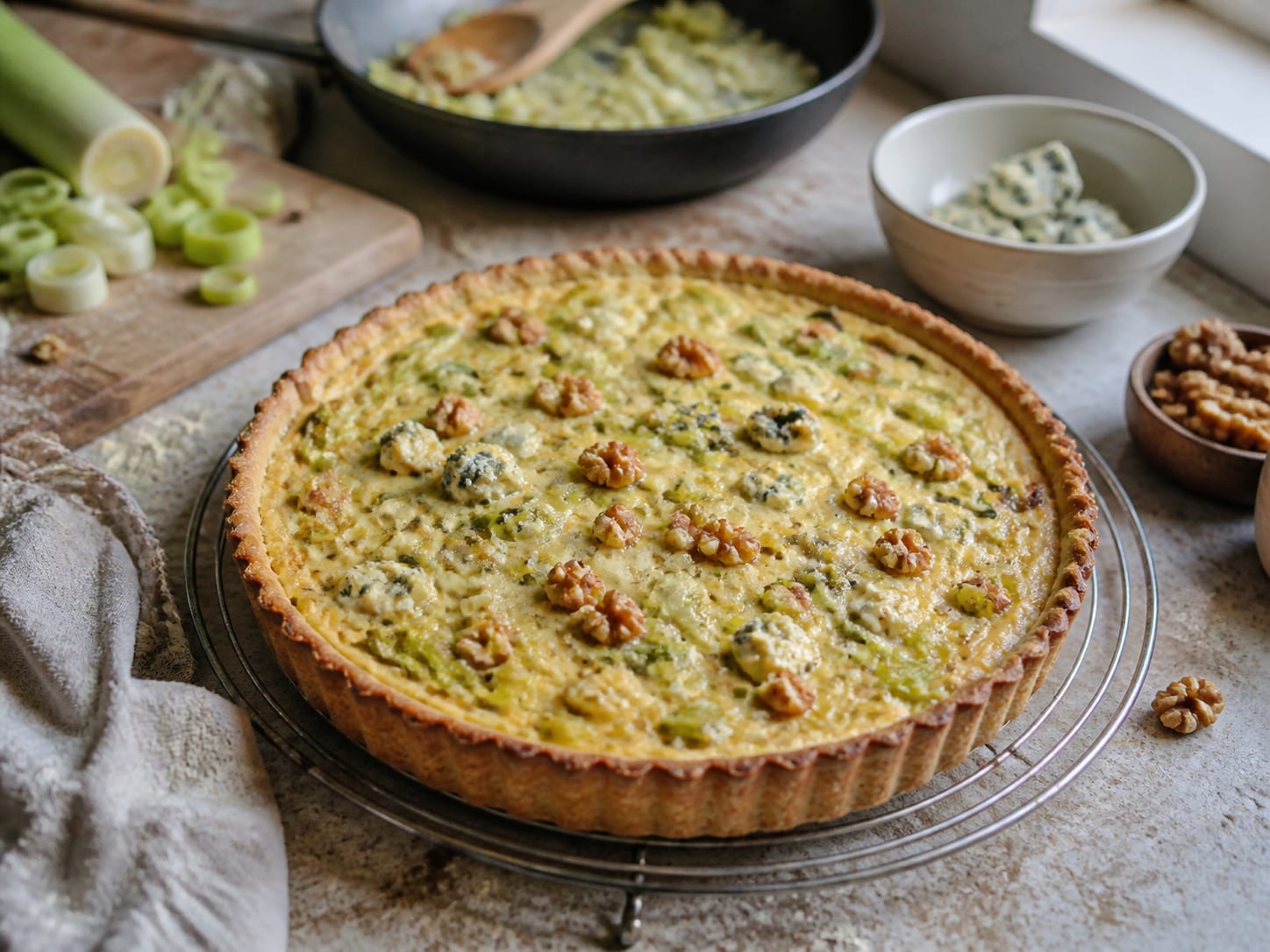 Porree-Tarte mit Blauschimmelkäse, zum Servieren angerichtet