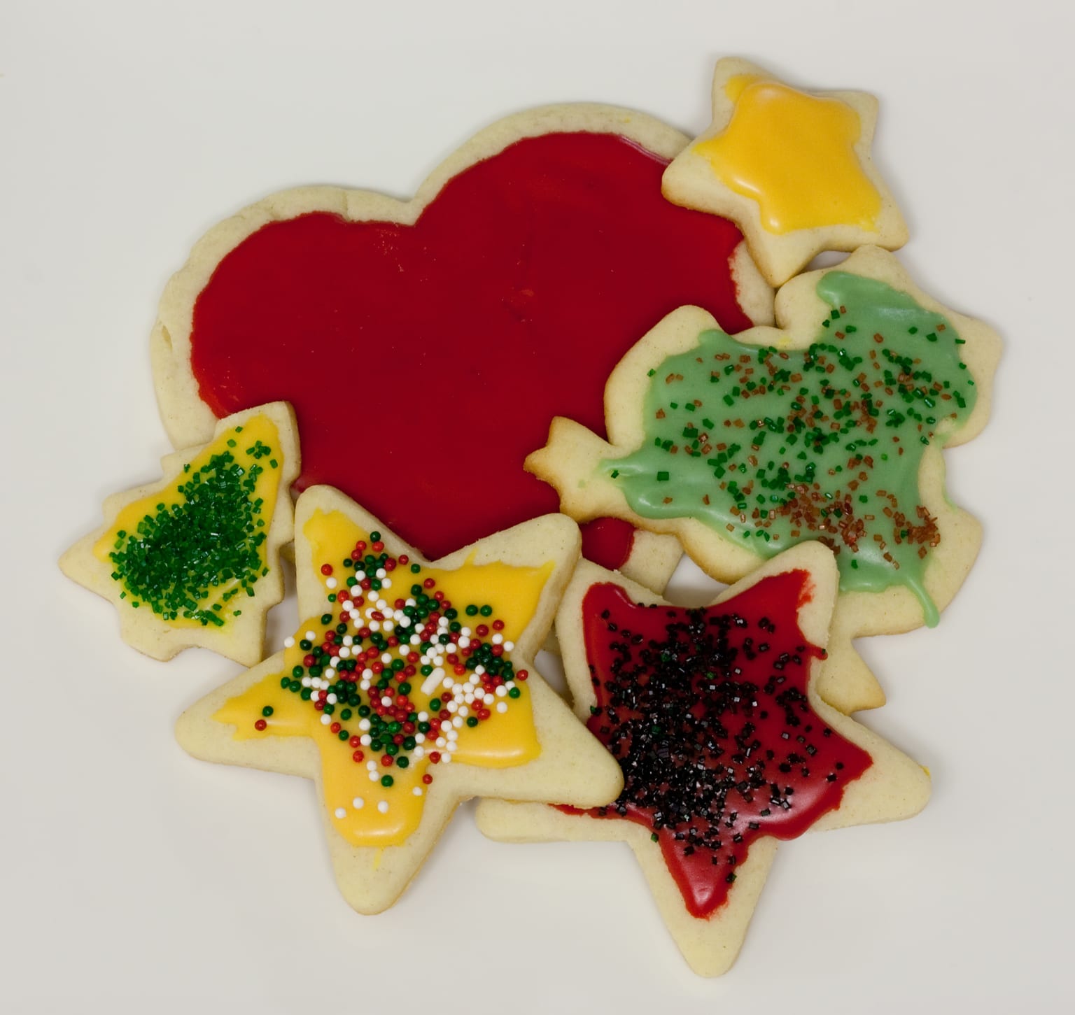 Zuckerkekse mit Royal Icing zum Servieren angerichtet