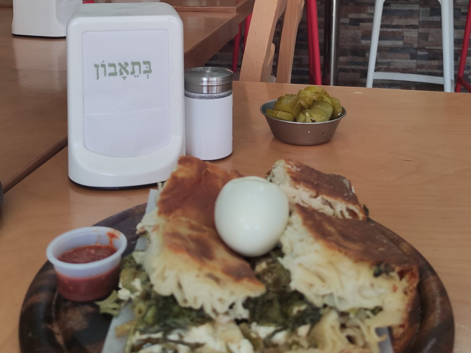 Su böreği: Türkischer Wasser-Börek dient als natürliches Licht-redaktionelles Essensfoto
